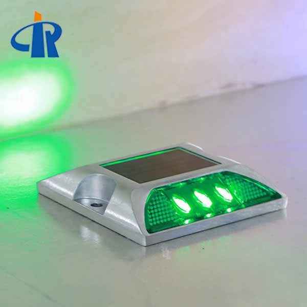 <h3>Solar Road Stud Light Combined With Traffic Light On the Road</h3>
